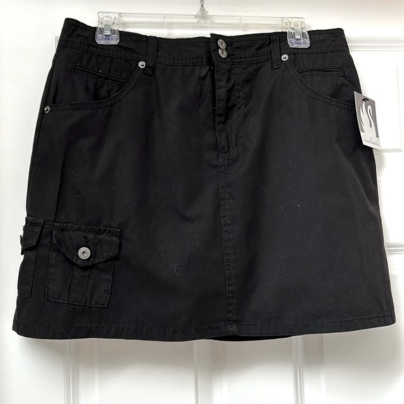 Gloria Vanderbilt Dresses & Skirts - GLORIA VANDERBILT Black NWT Cargo Skort with stretch size 10